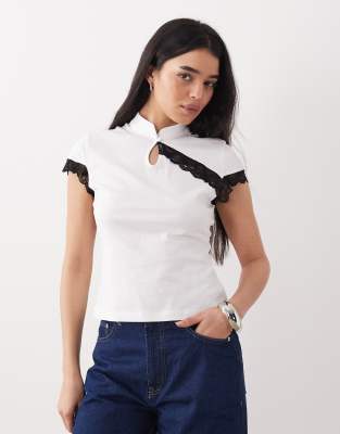 ASOS DESIGN - Oberteil in Weiß mit Flügelärmeln, Schlaufenkragen und Spitzendetail