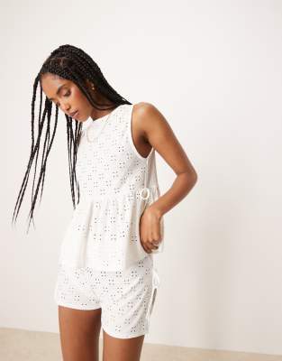 ASOS DESIGN - Oberteil in Weiß mit Lochstickerei und seitlichen Bindebändern, Kombiteil