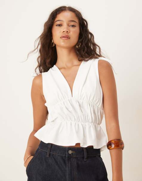 ASOS DESIGN – Oberteil in Weiß mit Rüschensaum und V-Ausschnitt - view 1
