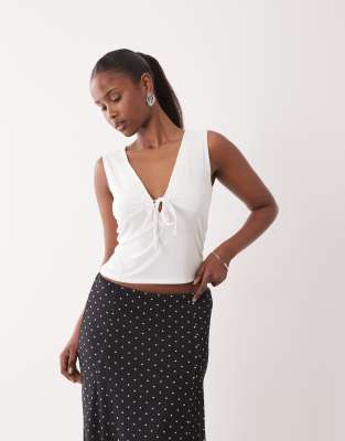 ASOS DESIGN - Oberteil in Weiß mit Spitzenbesatz