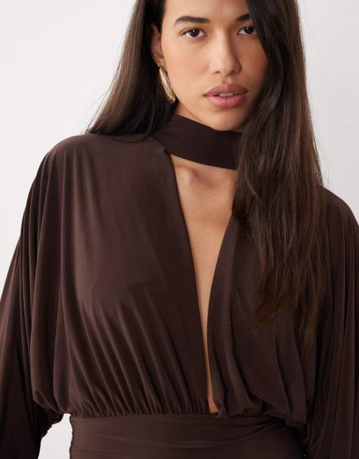 ASOS DESIGN Oberteil mit Drapierung, Kimonoärmeln und tiefem Ausschnitt in Braun, 2 von 4