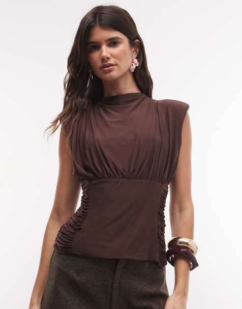 ASOS DESIGN Oberteil mit geraffter Taille, angesetztem Neckholder und Schulterpolstern in Schokobraun - view 1