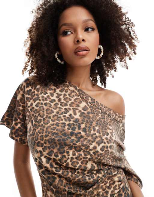 ASOS DESIGN – Oberteil mit Leopardenmuster, elastischer Taille, One-Shoulder-Träger und U-Boot-Ausschnitt, 3 von 4