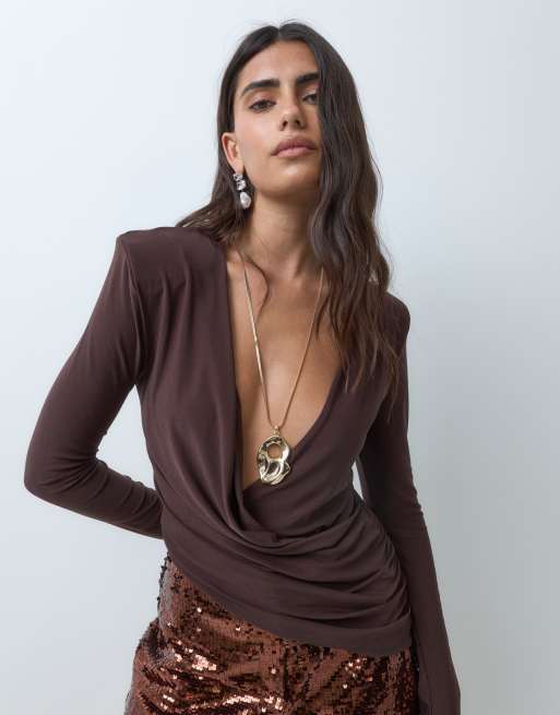 ASOS DESIGN Oberteil mit Schulterpolstern und Drapierung in Schokobraun, 2 von 5