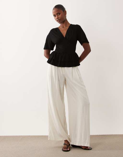 ASOS DESIGN Oberteil mit V-Ausschnitt und Volant-Saum in Schwarz, 2 von 4