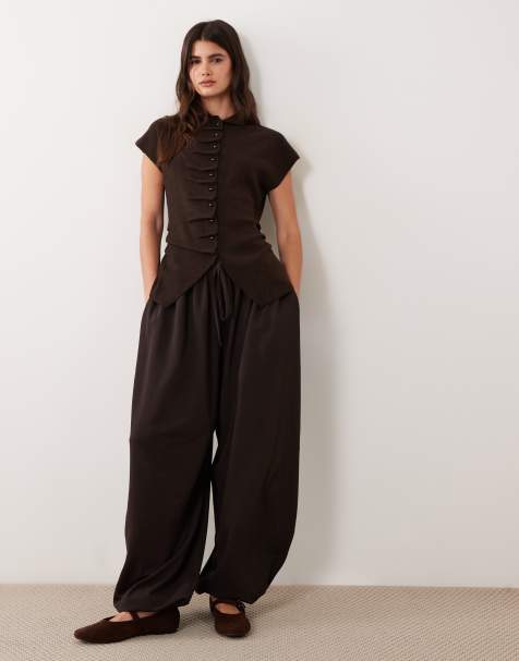 ASOS DESIGN Oberteil mit verdeckter Knopfleiste und hohem Kragen in Schokobraun - view 1