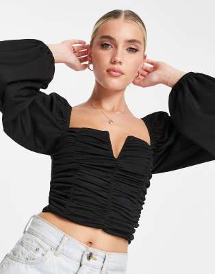 ASOS DESIGN - Oberteil mit Volumenärmel, V-Ausschnitt und Raffung in Schwarz