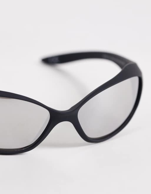 ASOS DESIGN - Occhiali da sole avvolgenti con montatura nera opaca e lenti a specchio, 2 di 3