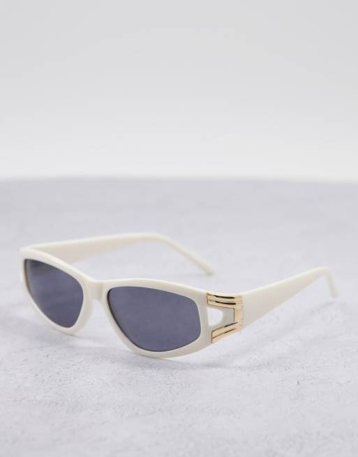 ASOS DESIGN - Occhiali da sole con montatura angolare e dettagli in metallo sui lati bianco latte - WHITE