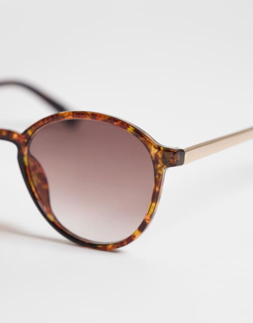 ASOS DESIGN - Occhiali da sole rotondi tartarugati con aste in metallo color oro, 3 di 3