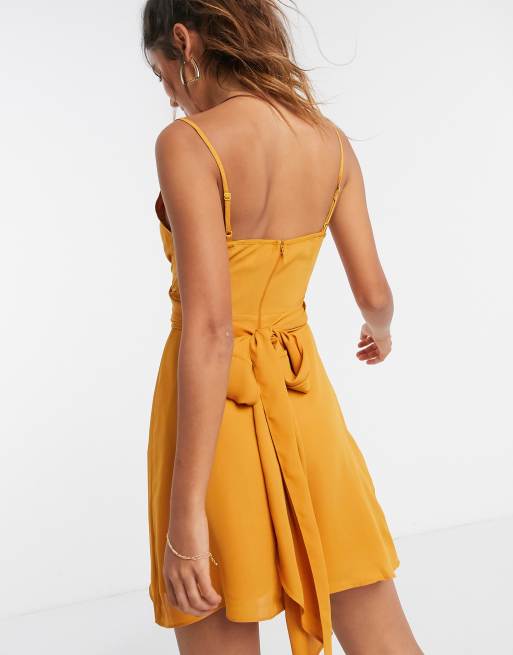ASOS DESIGN – Ockrafärgad miniklänning med omlott, smala axelband och knytning i midjan, 2 av 4