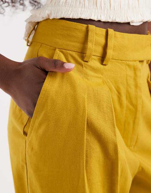 ASOS DESIGN – Ockrafärgade, figursydda byxor i linnestil med vida ben och veck, 5 av 5