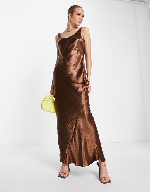 ASOS DESIGN – Odsłaniająca plecy satynowa sukienka maxi w kolorze  czekoladowym, cięta ze skosu | ASOS