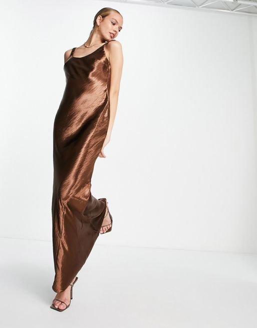 ASOS DESIGN – Odsłaniająca plecy satynowa sukienka maxi w kolorze  czekoladowym, cięta ze skosu | ASOS