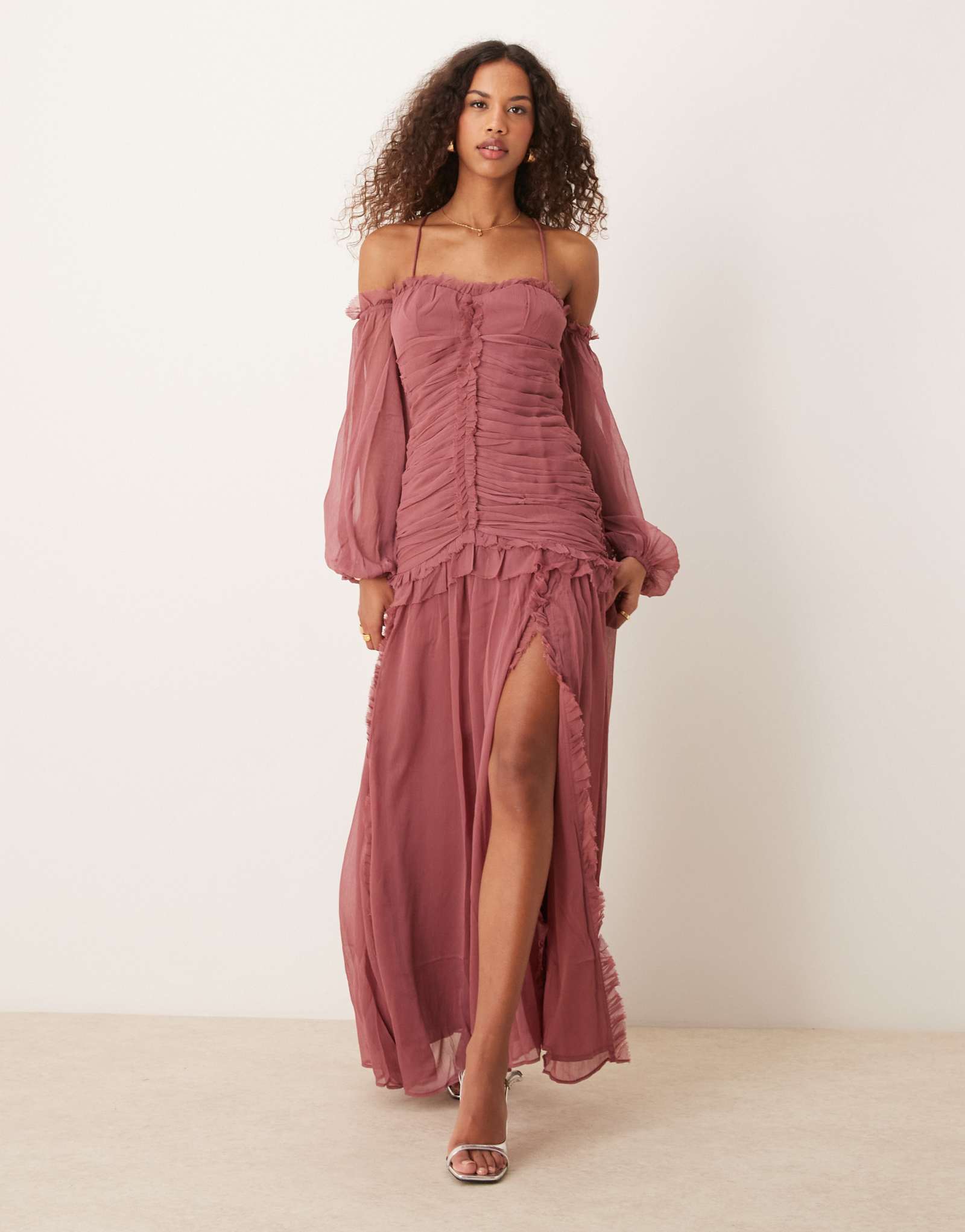 Макси-платье на бретелях ASOS DESIGN с открытыми плечами и длинными рукавами с рюшами и заниженной талией темно-фиолетового цвета