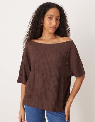 ASOS DESIGN - Off-Shoulder-Oberteil in Schokobraun mit Blasenstruktur-Brown