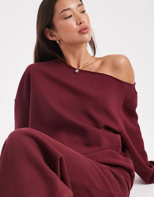 ASOS DESIGN – Schulterfreies Sweatshirt in Burgunderrot mit weicher Innenseite