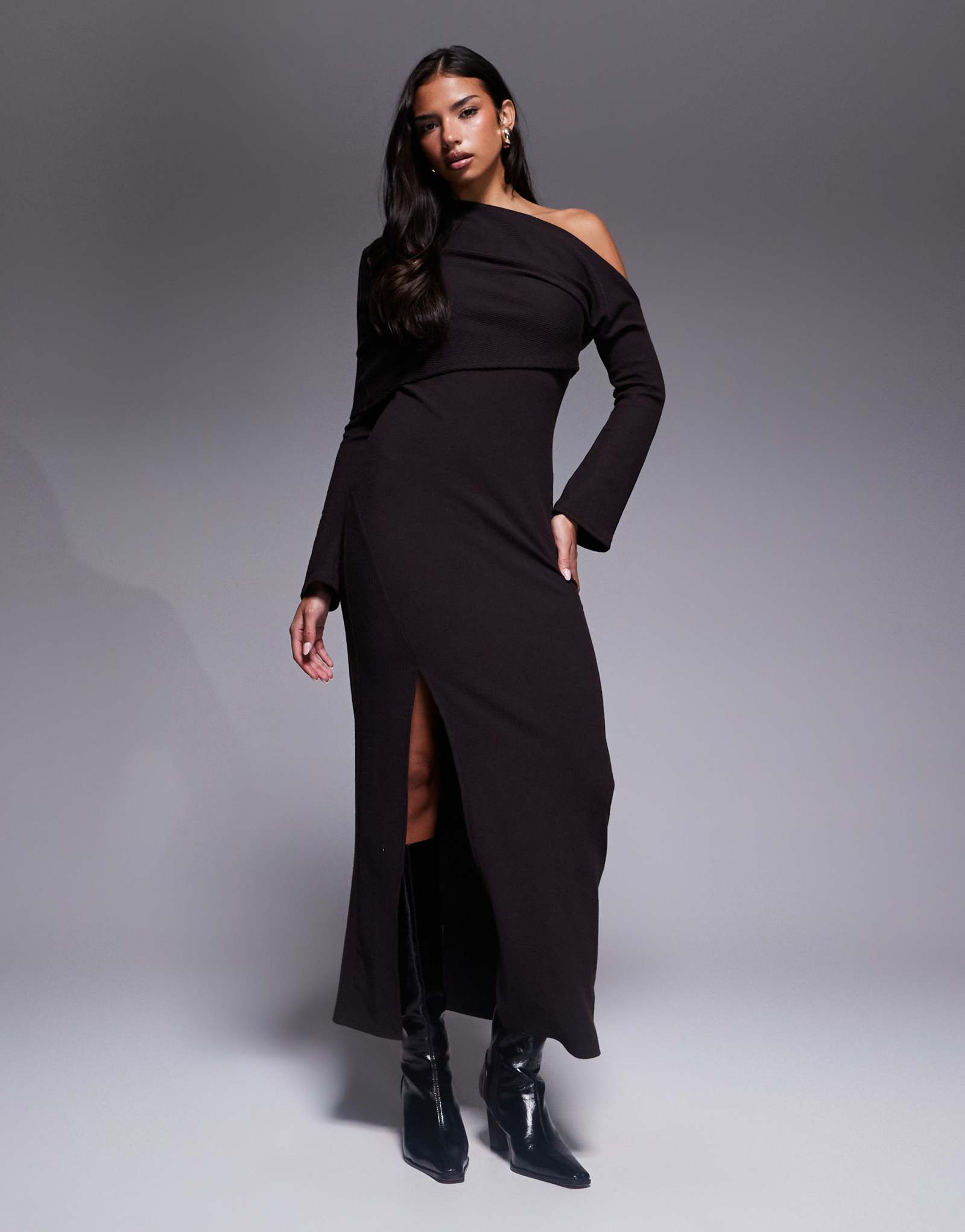 Облегающее платье миди с открытыми плечами и складками от ASOS шоколадного цвета