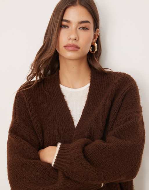 ASOS DESIGN – Offene, dicke Strickjacke in Schokobraun mit Zierstreifen, 2 von 4