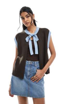 ASOS DESIGN - Offene Strickjacke in Braun mit Schleife am Ausschnitt