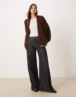 ASOS DESIGN - Offene Strickjacke in Schokobraun mit Zierstreifen-Brown