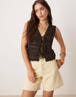 ASOS DESIGN - Offenmaschige Strickweste in Schokobraun mit gebundener Vorderseite