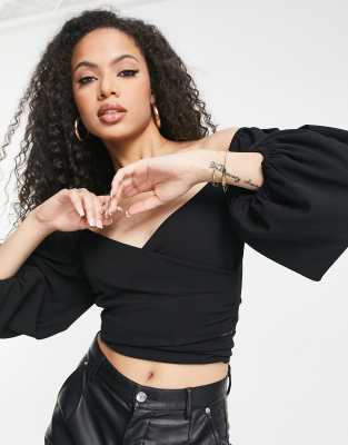 ASOS DESIGN - Offshoulder slå-om-bluse med bindebånd i sort med voluminøse ærmer