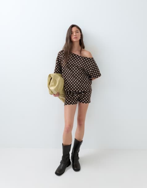 ASOS DESIGN offshoulder-top med polkaprikker i chokolade - view 1