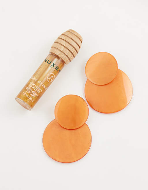 ASOS DESIGN Ohrringe mit doppeltem Anhänger und Kunstschalen-Elementen in Orange, 2 von 4