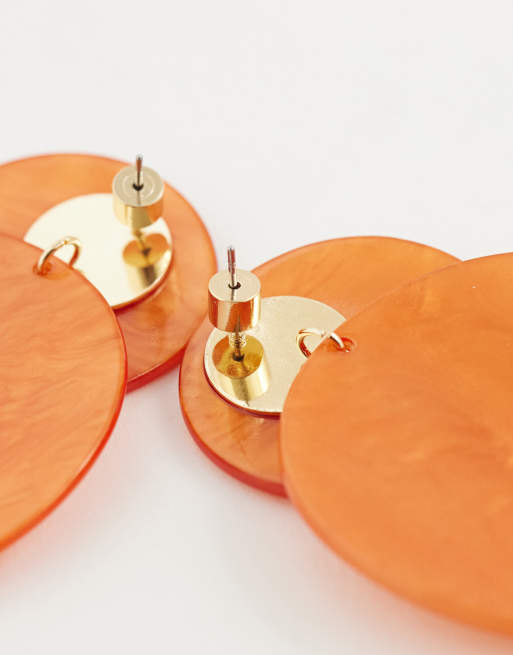 ASOS DESIGN Ohrringe mit doppeltem Anhänger und Kunstschalen-Elementen in Orange, 3 von 4