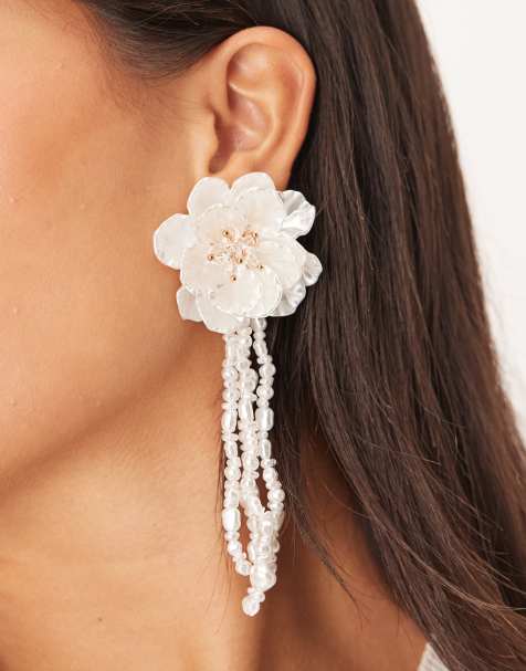 ASOS DESIGN – Ohrstecker in Elfenbeinweiß mit Blumendesign und Kunstperlen-Anhängern - view 1