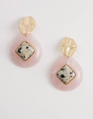 ASOS DESIGN - Ohrstecker in gebürsteter Goldoptik mit Kunstharz in Rosa und Jaspisstein in Dalmatineroptik-Goldfarben