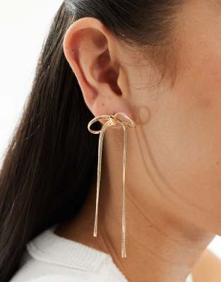 ASOS DESIGN - Ohrstecker in Goldoptik mit Schleifen- und Kettendesign-Goldfarben