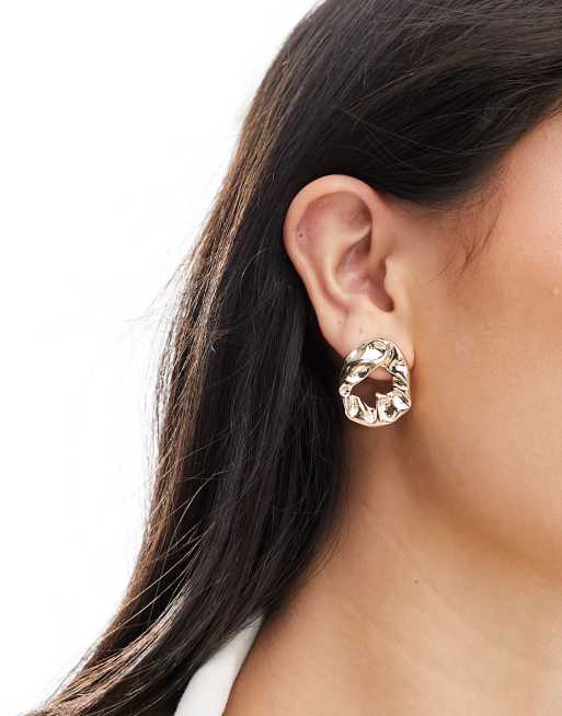ASOS DESIGN – Ohrstecker in Goldoptik mit strukturiertem, geschmolzenem, kreisförmigem Design