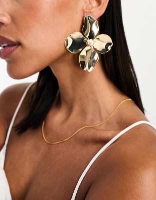 ASOS DESIGN - Ohrstecker in Goldoptik mit übergroßem Blumen-Design-Goldfarben