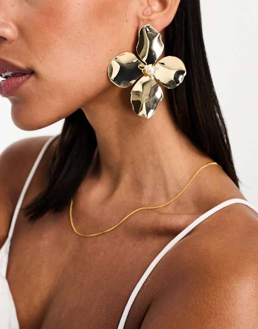 ASOS DESIGN – Ohrstecker in Goldoptik mit übergroßem Blumen-Design