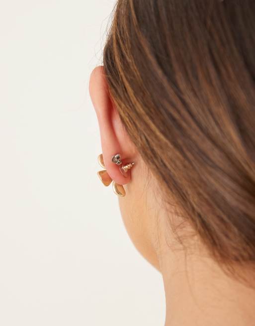 ASOS DESIGN – Ohrstecker in patinierter Goldoptik mit kleinem Blumen-Design, 3 von 3