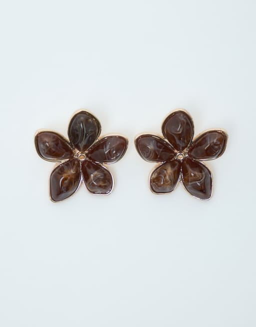 ASOS DESIGN Ohrstecker mit Blumenmotiv aus braunem Harz, 3 von 4
