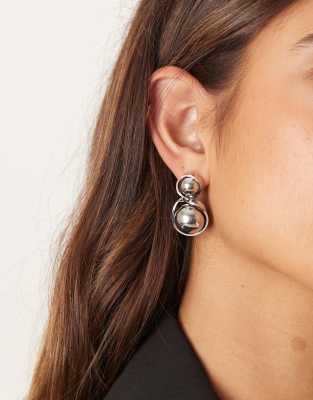 ASOS DESIGN - Ohrstecker mit kugelförmigem Anhänger in Silberoptik