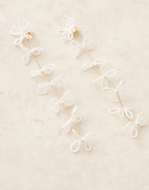 ASOS DESIGN – Ohrstecker mit langen, perlenverzierten Blumenanhängern in Weiß, 3 von 3