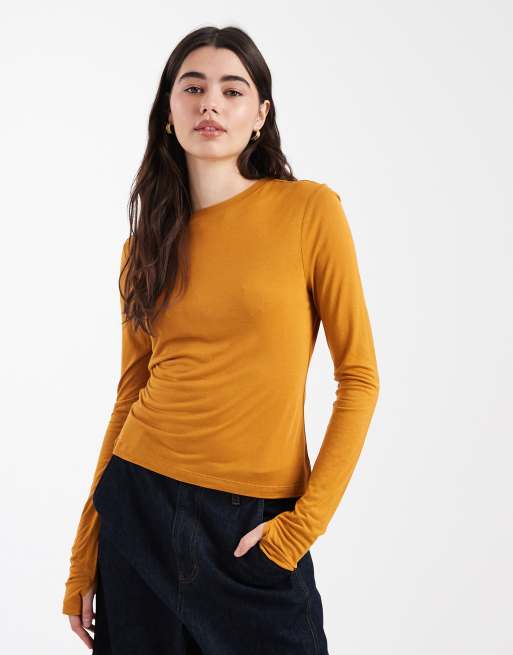 ASOS DESIGN - Okkerfarvet langærmet og semigennemsigtig top