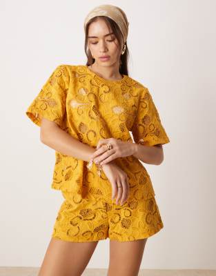 ASOS DESIGN - Okkergul top med blomstret hulmønster - Del af sæt - view 1