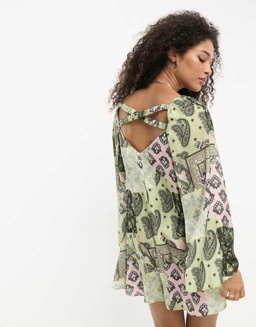 ASOS DESIGN – Olika paisleymönstrad, v-ringad miniklänning med kimonoärm och band baktill, 3 av 4