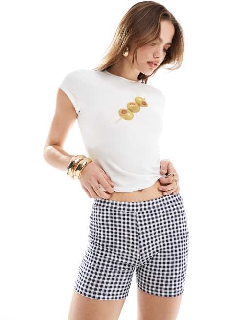ASOS DESIGN – Olive – Knapp geschnittenes T-Shirt in Elfenbeinweiß mit Grafikprint