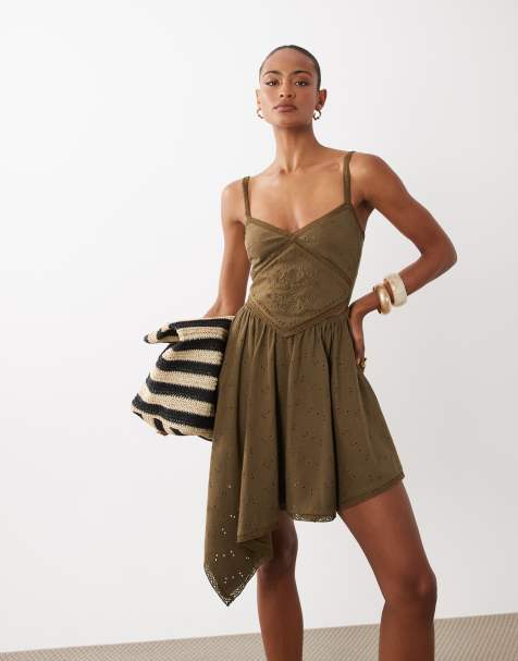 ASOS DESIGN - Olivengrøn kjole med tørklædekant og broderet detalje - view 1