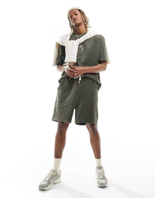 ASOS DESIGN – Olivfärgade, ribbade, oversize shorts i velour