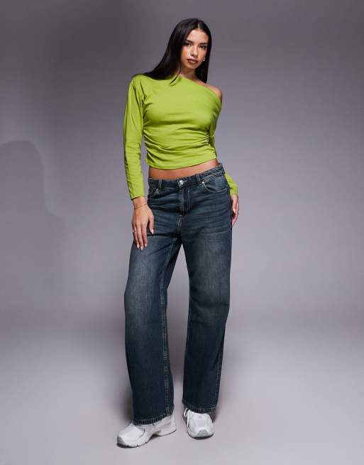 ASOS DESIGN – Olivgrön, asymmetrisk topp med bara axlar, långa ärmar och markerad midja, 2 av 4