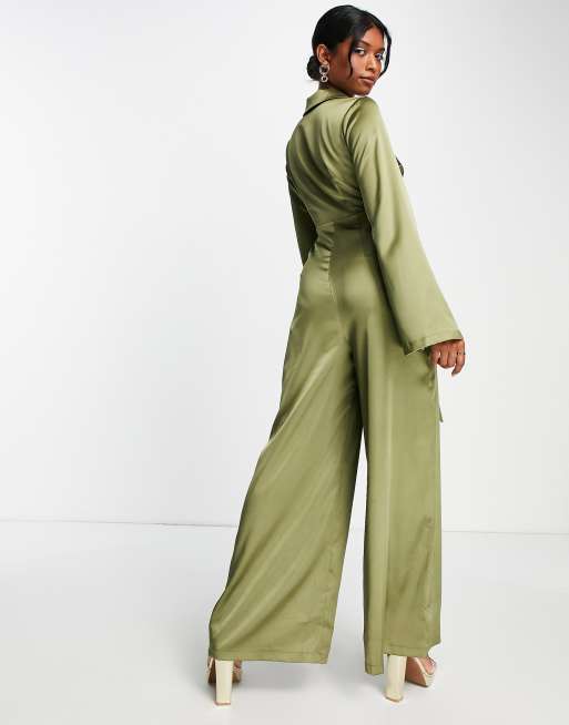 ASOS DESIGN – Olivgrön jumpsuit i satin med krage och omlottdesign, 2 av 4