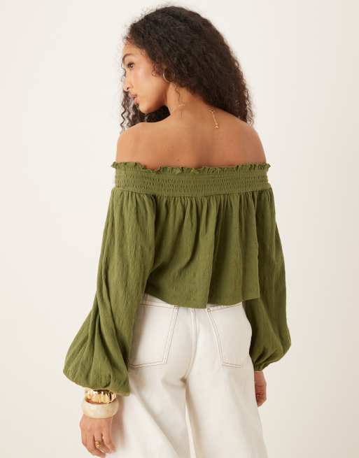 ASOS DESIGN – Olivgrön, krinklad topp med bara axlar och ballongärmar, 3 av 4