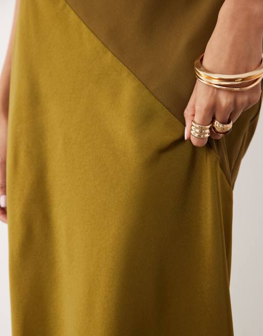 ASOS DESIGN – Olivgrön maxiklänning i hybridstil med satinpanel och smala axelband, 3 av 4